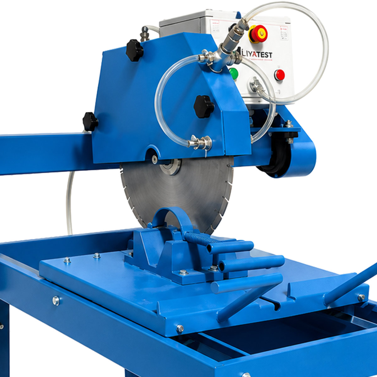 TS EN 12390-3 ve ASTM C42 uyumlu Liya Test Masa Tipi Kesme Makinesi modelleri ile beton numunelerini hassasça kesin. Katalog ve teklif için tıklayın.